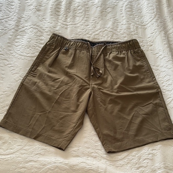 BNWT Casual Olive Green Shorts by Voyager - Picture 1 of 9